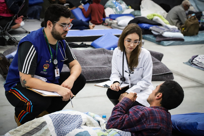 Profissionais voluntários prestando atendimento em ação comunitária